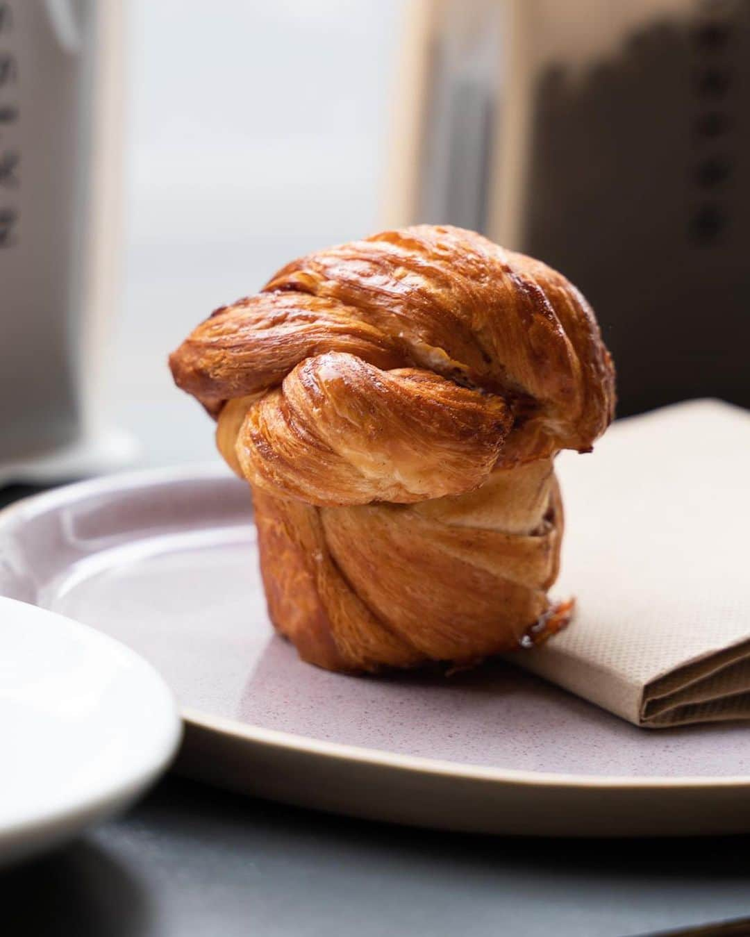 @LONDON | TAG #THISISLONDONさんのインスタグラム写真 - (@LONDON | TAG #THISISLONDONInstagram)「Morning #London it’s @robson.eats here checking in at @rosslyncoffee in #MansionHouse. Delicious #coffee ☕ and fantastic, friendly service. 🥐 Make sure to try out their rotating selection of guest coffees from roasteries around the world. Tag a coffee loving friend below 👇🏻👇🏻 __________________________________ #londoncoffeeshops #thisislondon #londonreviewed #londonlife #londoncoffee #londonfood #london」2月11日 0時59分 - london