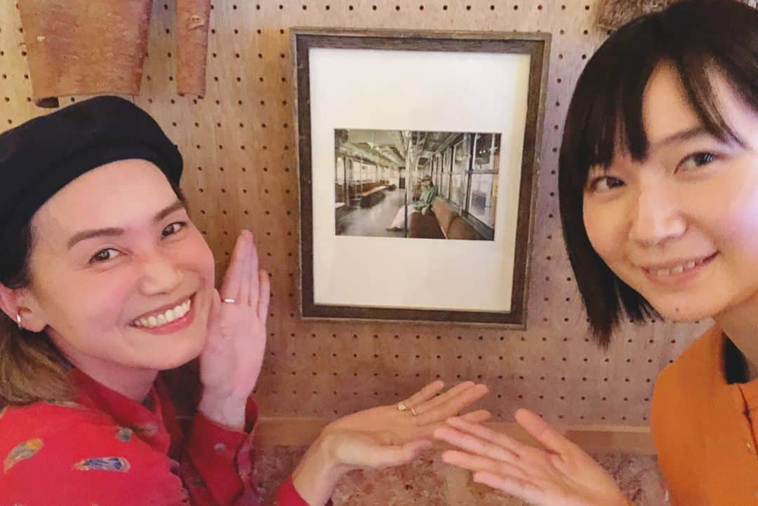 鈴川絢子さんのインスタグラム写真 - (鈴川絢子Instagram)「そしてそして ! こちらも『 #鉄分多め 。〜関東編〜』や昨年末の上海旅でお世話になったフォトグラファーの吉岡真理さん @mariii_yoshioka が現在個展を開催されているとのことで、クラフトビールとハンバーガーが美味しい本八幡のSHISHI BONE Ⅱ @shishibone2 さんにお邪魔してきました !🍔🍺﻿ (高校時代、部活の練習試合に行くときの集合場所になっていた市役所前にお店があって懐かしさMAXでした😂🏓)﻿ ﻿ 今回の『 #フルーツとあの子 』ではなんと私もメロン🍈担当で、私のにはしっかりと鉄道要素まで入れて撮って下さった素敵な作品たちが展示されております😭💓﻿ ﻿ しかも真理さんがこだわりぬいて自作された作品を入れている額縁は購入もできるそうなので、皆様ぜひ足を運んでみてください🚃📷🚶‍♀️﻿! ﻿ ※ちなみにSHISHI BONE Ⅱさんは店内広々で子連れでも気兼ねなくお食事できる雰囲気でした🙆‍♀️✨﻿ 日替わりのユズ風味クラフトビールものすごく美味しかった… ! ! !  #Repost @mariii_yoshioka with @get_repost ・・・ 「フルーツとあの子」展 2020.2.1〜3.1  本八幡の美味しいハンバーガーとクラフトビールが楽しめるお店　　@shishibone2 さんで写真と額縁の展示をさせていただいてます！ 額縁は購入できます。 よかったら食べにきて&見に来てください＾＾ 〒272-0021 千葉県市川市八幡１丁目１６−３ TEL 070-1260-0807 【定休日：月、火】 2/10.11.24は10:00〜15:00(L.O14:30) 水〜金曜11:00〜14:30(L.O14:00) 土日11:00〜21:00(L.O20:00) ☆売り切れ等に寄り、営業日、時間の変更がある場合があります。www.instagram.com/shishibone2 にて事前にご確認くださいませ。  吉岡は、2/2.8.9.15.16.29.3/1の15時以降在廊出来たらと思ってます！」2月11日 1時12分 - suzukawaayako