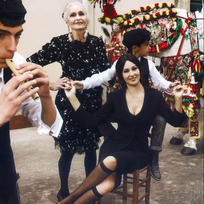 ダフネ・セルフのインスタグラム：「Love this shot for @dolcegabbana  With the beautiful @monicabellucciofficiel  Photographer: @marianovivanco & @giampaolosgura  Hair: #edmorlands #campaign #fashion #taormina #sicily #dolce #d&g #greyhair #diversity #tbt」