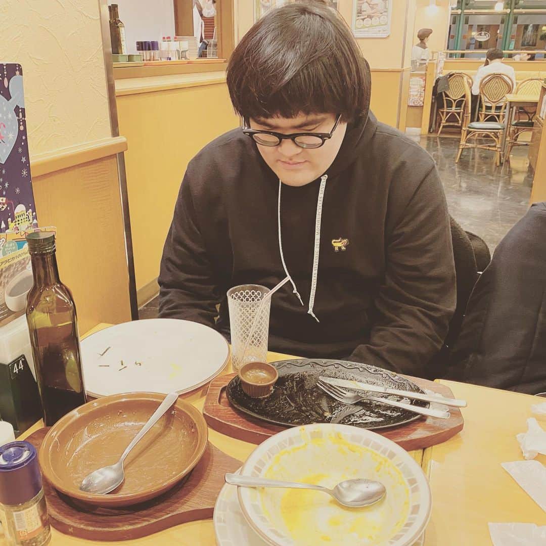 早乙女零のインスタグラム：「エンタメ小判の後打ち上げでいったサイゼでの一枚。 こんなに食べてる癖に何を落ち込むことがあるんだ。。。 しかもこの後ホットケーキ🥞5枚食べて、ロング缶のコーラも飲んだくせに。 丸一日経った今も意味がわからない。  #エンタメ小判 #サイゼリヤ  #オールメイン #落ち込むな #嘘つくな #ホットケーキ #アイス載せてた #コーラ缶 #次はサムギョプサルだ」