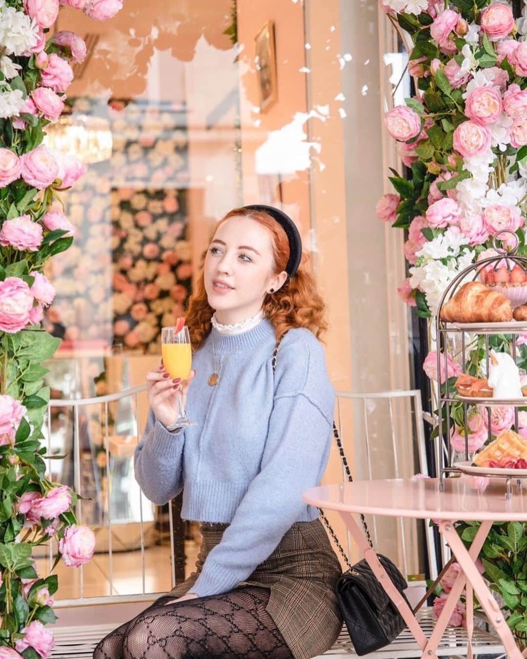 ベッキー・クルーエルのインスタグラム：「WEEKEND AGENDA 💐 ⁣ ⁣ I’ve been loving cropped sweaters lately as I think they look so flattering, and tucking a longer fit never seems to work properly for me. This depends how you manage with clothes sizes but I’ve found the New Look kids section have amazing cropped jumpers that are great quality and so cheap 😂 just pretend you’re shopping for your cousin, it’s alllll fine 😬⁣ ⁣ I had the loveliest time this weekend at @saintaymes for their gifted blogger brunch! These photos were taken in House of Fraser at their brand new location. ⁣ ⁣ Have you been liking my magazine posts recently? I hope to do more! Make sure to catch up if you’ve not seen already 💓」
