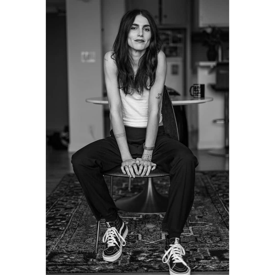 ラングリー・フォックスのインスタグラム：「Swallowing laughter 📸 @misanharriman」