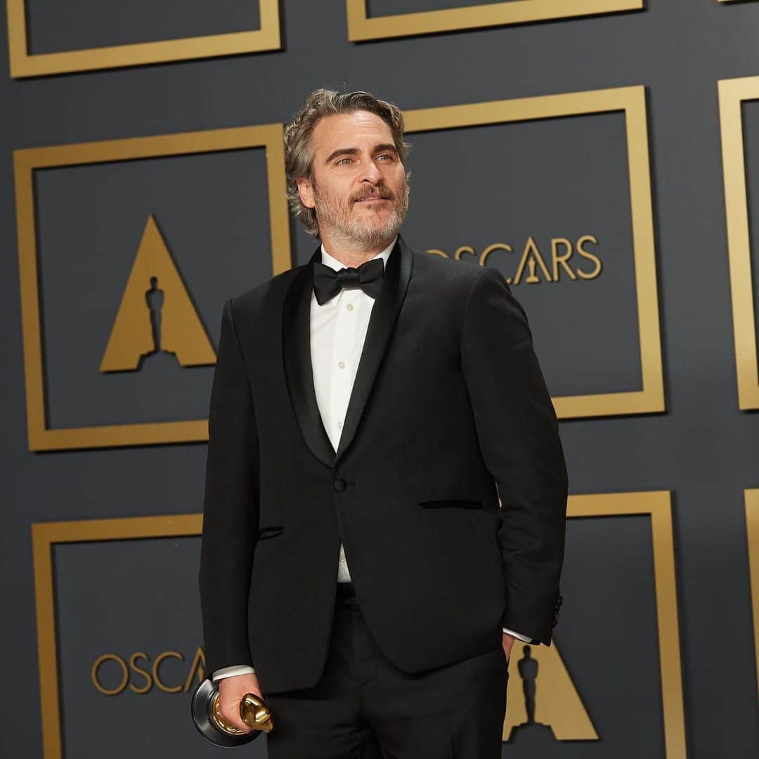 アカデミー賞さんのインスタグラム写真 - (アカデミー賞Instagram)「Joaquin Phoenix stands proudly with his Oscar for Best Actor.」2月11日 1時51分 - theacademy