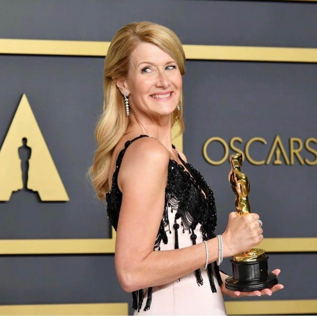 ナオミ・ワッツさんのインスタグラム写真 - (ナオミ・ワッツInstagram)「Congratulations to my darling friend @lauradern so thrilled to see you SHINE! Your talent, brains, humor and beauty are other worldly... I’m so so happy for you. And Happy Birthday 🎈🎁🎂👑🍾❤️ 👸」2月11日 1時57分 - naomiwatts