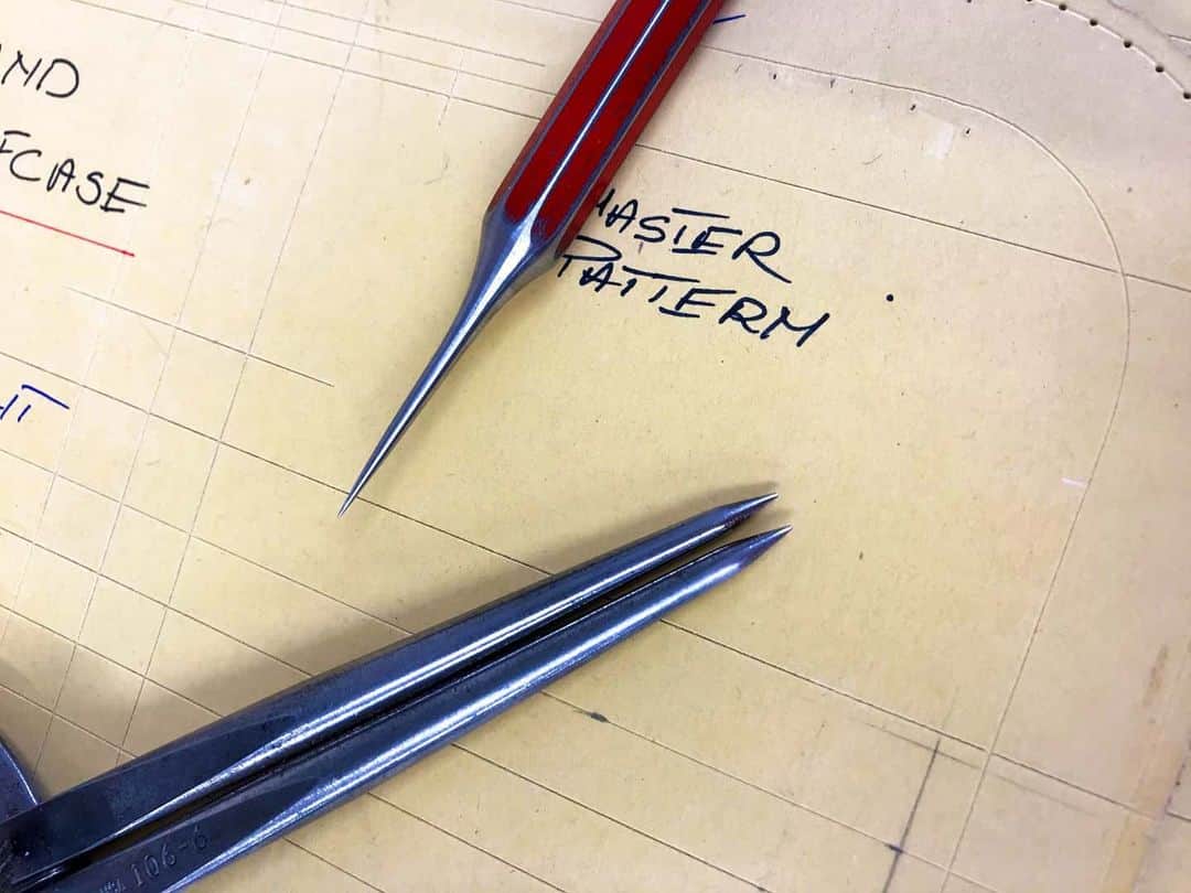 ジョンチャップマンのインスタグラム：「We are hard at work in the studio designing and perfecting new bags and accessories. Watch this space to keep up to date with our exciting developments. Quality and sustainability are at the forefront of our minds.」