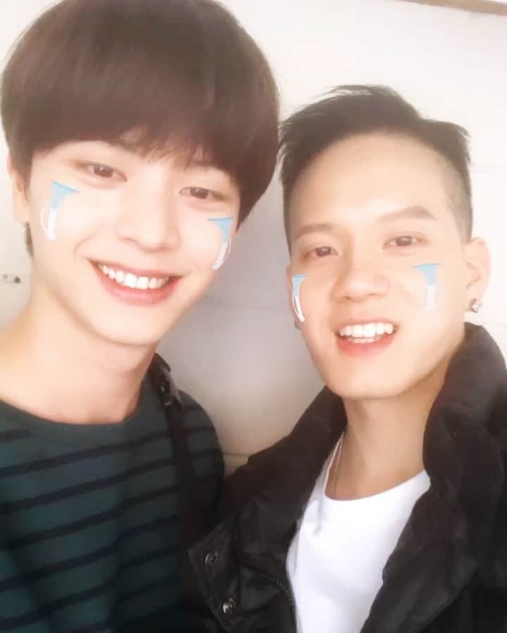 プニエル のインスタグラム：「BTOB light stick filter! Good night everyone! #Melobong 💙  비투비 응원봉 필터! 잘자요 여러분! #나팔봉 💙」