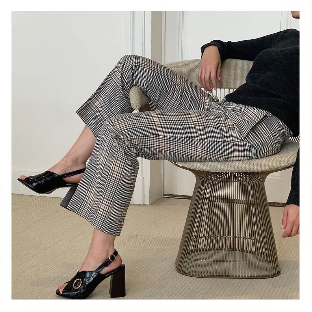 ティラマーチのインスタグラム：「Discover the chic sandals Beaver #TilaMarch #Shoes #Chic」