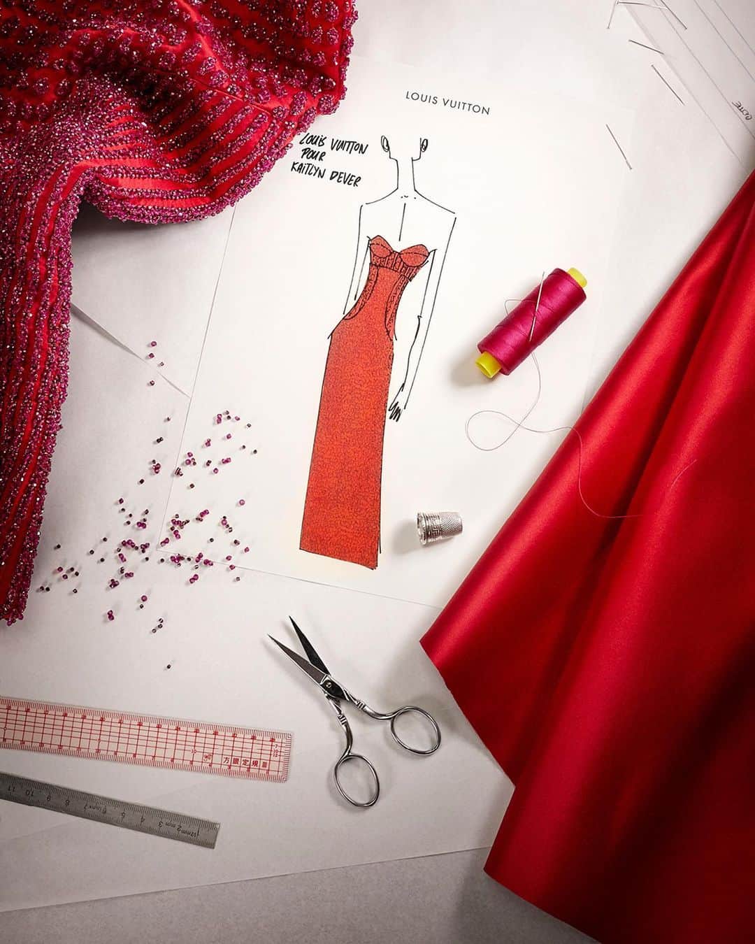 ルイ・ヴィトンさんのインスタグラム写真 - (ルイ・ヴィトンInstagram)「#KaitlynDever wore a custom embroidered #LouisVuitton gown by @nicolasghesquiere to the #Oscars2020. The ethical and eco-responsible gown was crafted in accordance with @suzyamiscameron @redcarpetgreendress sustainability standards.」2月11日 2時21分 - louisvuitton