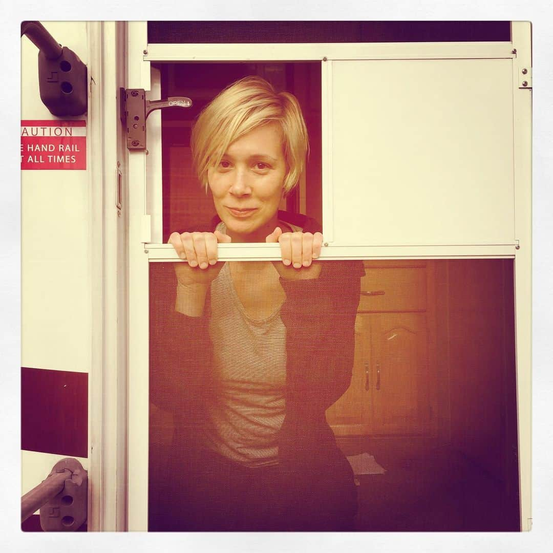 ライザ・ウェイルさんのインスタグラム写真 - (ライザ・ウェイルInstagram)「Circa 2014 season 1 of #HTGAWM. Content. Heart bursting. Tingling with excitement to get to set and be with everyone.  Grateful to this company. You filled my bucket. Everyday. ❤️ @howtogetawaywithmurder 📸 @nickiraegeous」2月11日 2時23分 - lizaweil