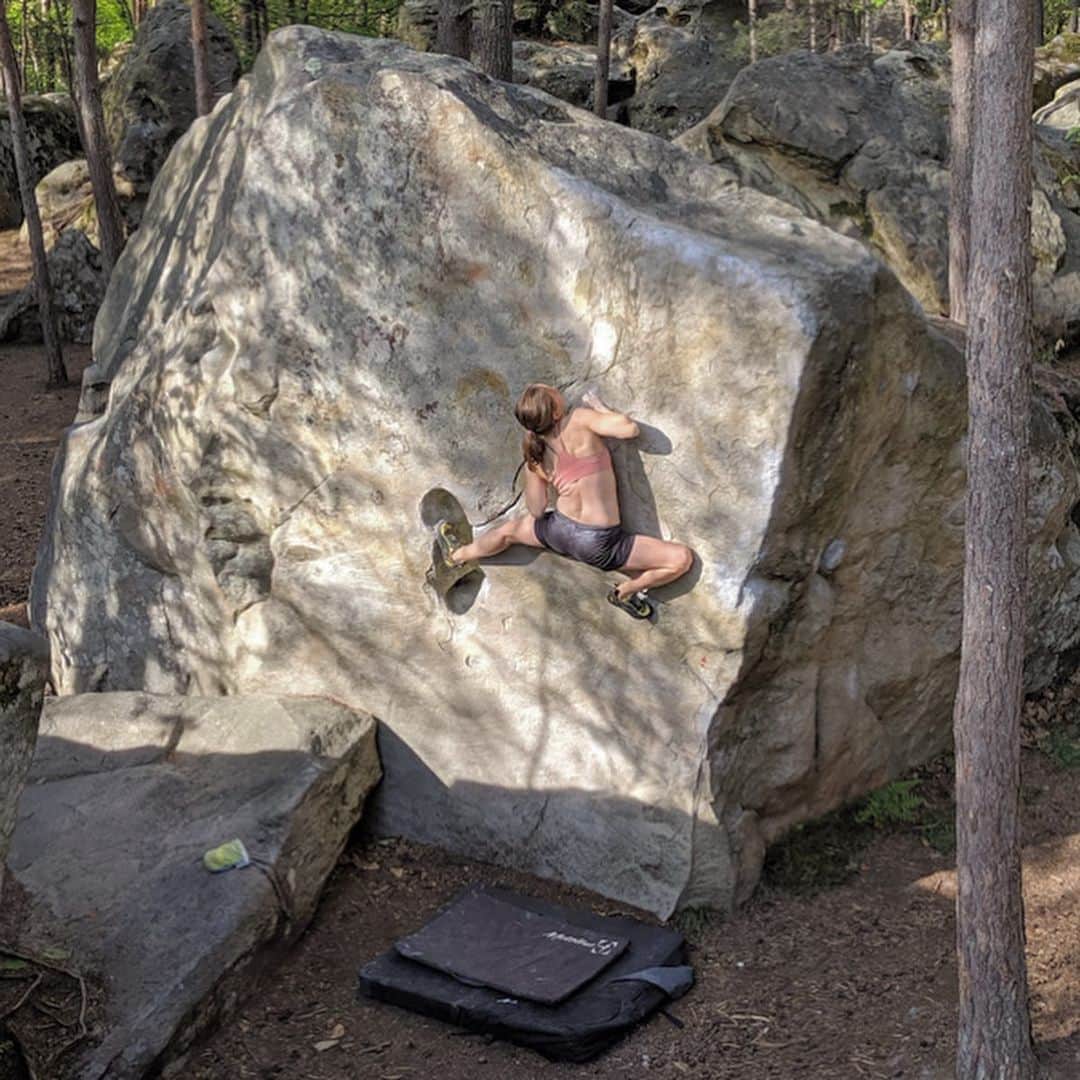 ベス・ロッデンさんのインスタグラム写真 - (ベス・ロッデンInstagram)「When I was 19, my friend and I spoke to an editor at a climbing magazine about doing an article covering eating issues in climbing. I had just gained ten pounds in the aftermath of my last X-Games comp, I was scared that hard climbing for me was over. When it came time to commit to the article and speaking openly about my struggles with food, I backed out. I was too scared, nervous, and even embarrassed to admit to what I was doing. I didn't want a label attached to me that held so much weight and negativity in my view. Sadly, I also didn't think that what I was doing was *that* bad. This was in the late 90's, when sport climbing was in its heyday and the thin-to-win era was in full force. It was the unspoken elephant at every competition.  I don't know if there's any one thing that could have been said to my stubborn teenage self to change my distorted perspective on a healthy body. Honestly, I mainly felt empowered by severely limiting what I put into my body. That sounds so sad to me now but it's true. Anytime anyone said something to me, I felt they were just jealous that I had more control and discipline than they did.  I do know that representation matters. It took years of altering what I saw and heard for my own attitudes to change. Disordered eating and body image issues are pervasive in our community. But these problems only exist when they stay in the shadows. I wish I could have seen vulnerability as the strength and force I know it to be today when I was a tiny, 85 pound teenager. I might have committed to doing that article. I don't know how I would have changed if it published because I still felt so lost and beholden to the success at all costs dialogue that was on repeat in my head. But, I do know that if I would have heard or seen people talking openly about eating disorders and body image issues, it would have at least planted a seed. And sometimes, that's all you need.  Pics: Me climbing in Fontainebleau this year and at the X-Games in San Diego at my thinnest // @outdoorresearch @metoliusclimbing @touchstoneclimbing @bluewaterropes @ospreypacks @skinourishment @clifbar @lasportivana」2月11日 2時37分 - bethrodden