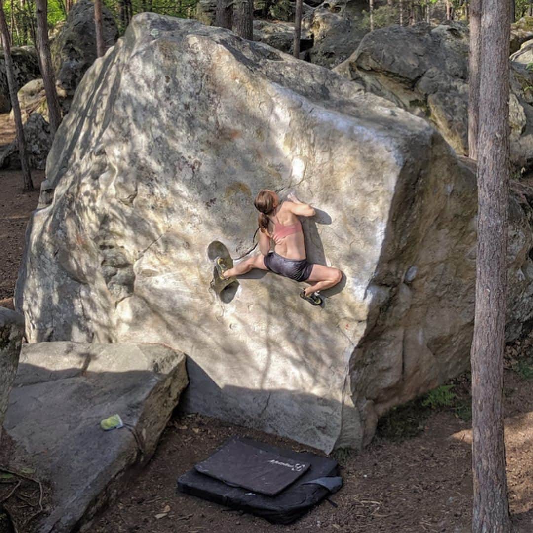のインスタグラム：「When I was 19, my friend and I spoke to an editor at a climbing magazine about doing an article covering eating issues in climbing. I had just gained ten pounds in the aftermath of my last X-Games comp, I was scared that hard climbing for me was over. When it came time to commit to the article and speaking openly about my struggles with food, I backed out. I was too scared, nervous, and even embarrassed to admit to what I was doing. I didn't want a label attached to me that held so much weight and negativity in my view. Sadly, I also didn't think that what I was doing was *that* bad. This was in the late 90's, when sport climbing was in its heyday and the thin-to-win era was in full force. It was the unspoken elephant at every competition.  I don't know if there's any one thing that could have been said to my stubborn teenage self to change my distorted perspective on a healthy body. Honestly, I mainly felt empowered by severely limiting what I put into my body. That sounds so sad to me now but it's true. Anytime anyone said something to me, I felt they were just jealous that I had more control and discipline than they did.  I do know that representation matters. It took years of altering what I saw and heard for my own attitudes to change. Disordered eating and body image issues are pervasive in our community. But these problems only exist when they stay in the shadows. I wish I could have seen vulnerability as the strength and force I know it to be today when I was a tiny, 85 pound teenager. I might have committed to doing that article. I don't know how I would have changed if it published because I still felt so lost and beholden to the success at all costs dialogue that was on repeat in my head. But, I do know that if I would have heard or seen people talking openly about eating disorders and body image issues, it would have at least planted a seed. And sometimes, that's all you need.  Pics: Me climbing in Fontainebleau this year and at the X-Games in San Diego at my thinnest // @outdoorresearch @metoliusclimbing @touchstoneclimbing @bluewaterropes @ospreypacks @skinourishment @clifbar @lasportivana」
