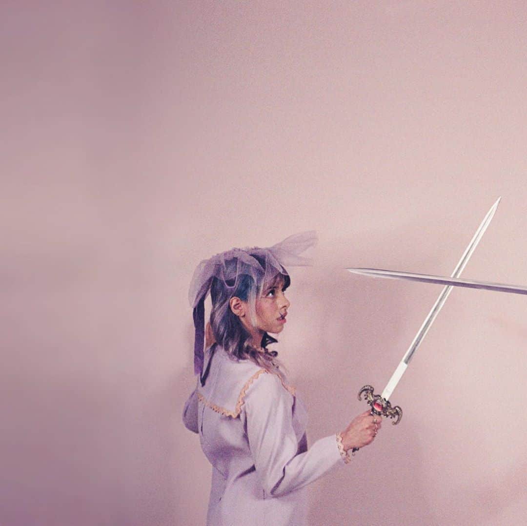 メラニー・マルティネスのインスタグラム：「💕🗡NEW K-12 SUMMER TOUR DATES🗡💗 ✨LINK IN BIO✨  Ticket pre-sale begins today💕 General on sale this Thursday!  Also- I’m still finishing up writing this ‘After School EP’ but it will come out this spring! It includes songs (Fire Drill + Copy Cat feat: @tierrawhack 💕) can’t wait to play these new songs for you this summer!」