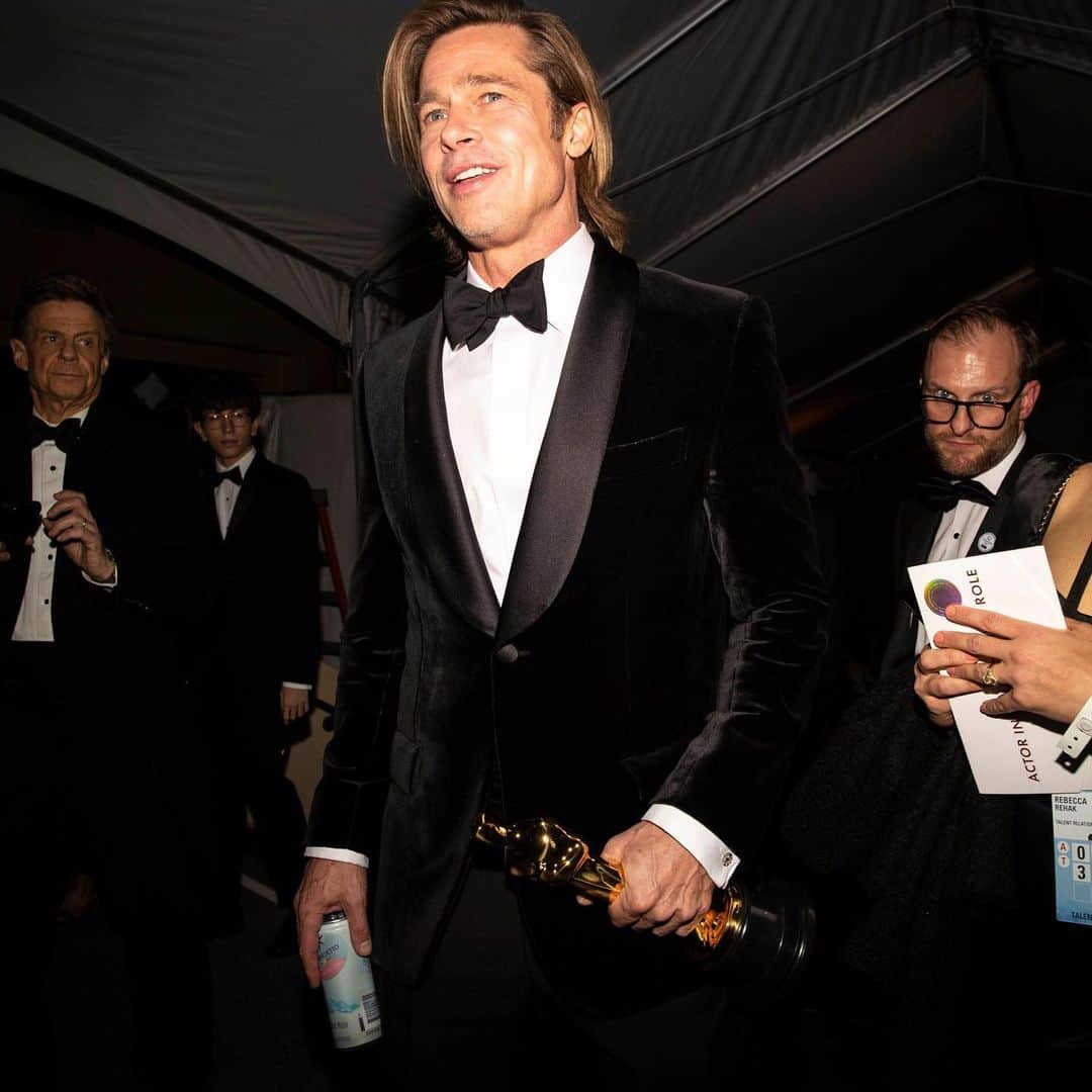 ニューヨーク・タイムズさんのインスタグラム写真 - (ニューヨーク・タイムズInstagram)「After the Academy Awards, Brad Pitt let his hair down (but not his Oscar). “Parasite” became the first movie not in English to win best picture — and everyone’s No. 1 joke was that Oscars voters didn’t know the film was about them. Tap the link in our bio for more of our favorite moments from the red carpet and the after-parties. @callakessler, @joshhaner and @kelsey_hale took these photos.」2月11日 2時35分 - nytimes