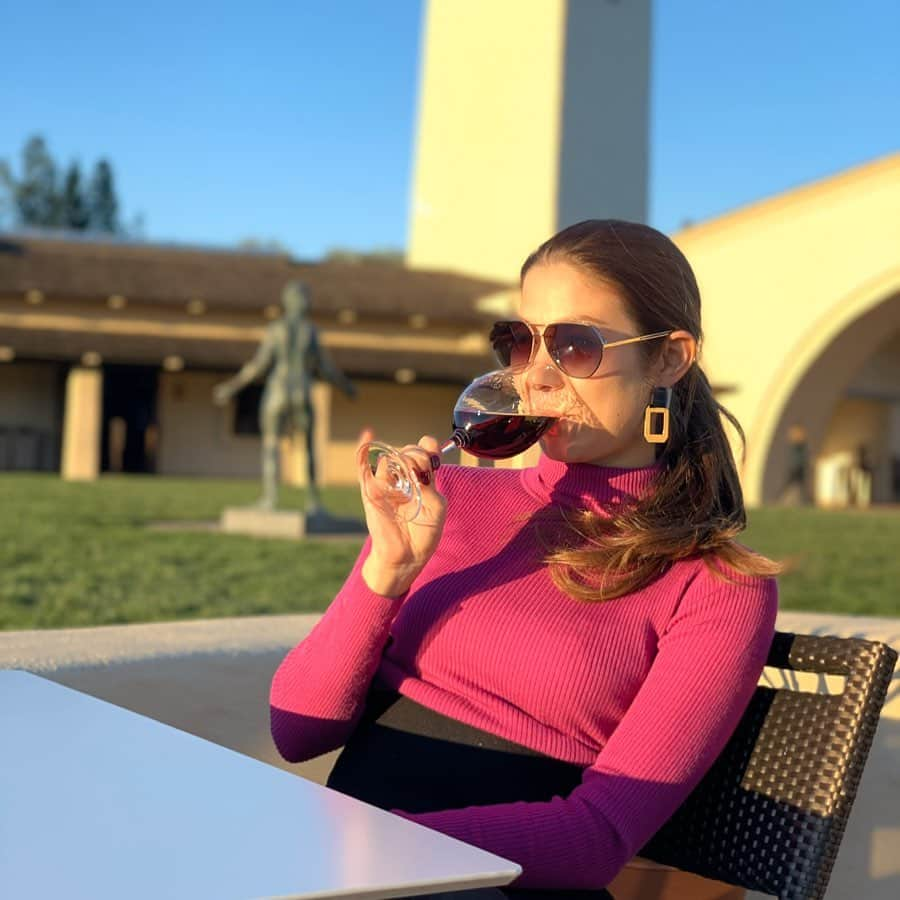 井澤エイミーのインスタグラム：「“Ah me, so wine lives longer than miserable man. So let us be merry. Wine is life.” - Petronius  #napavalley #california #wine #howtospendasunday #bestdaytripever 😎♡🍷」