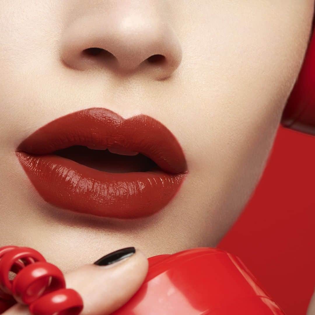 Yves Saint Laurent Beautyさんのインスタグラム写真 - (Yves Saint Laurent BeautyInstagram)「Who are you going to call to save the day? Be your own heroine in 4 stunning new LOVE SHADES, inspired by emergency lifelines. ROUGE PUR COUTURE LOVE SHADES in N°114 DIAL R.E.D #yslbeauty #rougepurcouture #loveshades #dialred」2月11日 3時00分 - yslbeauty