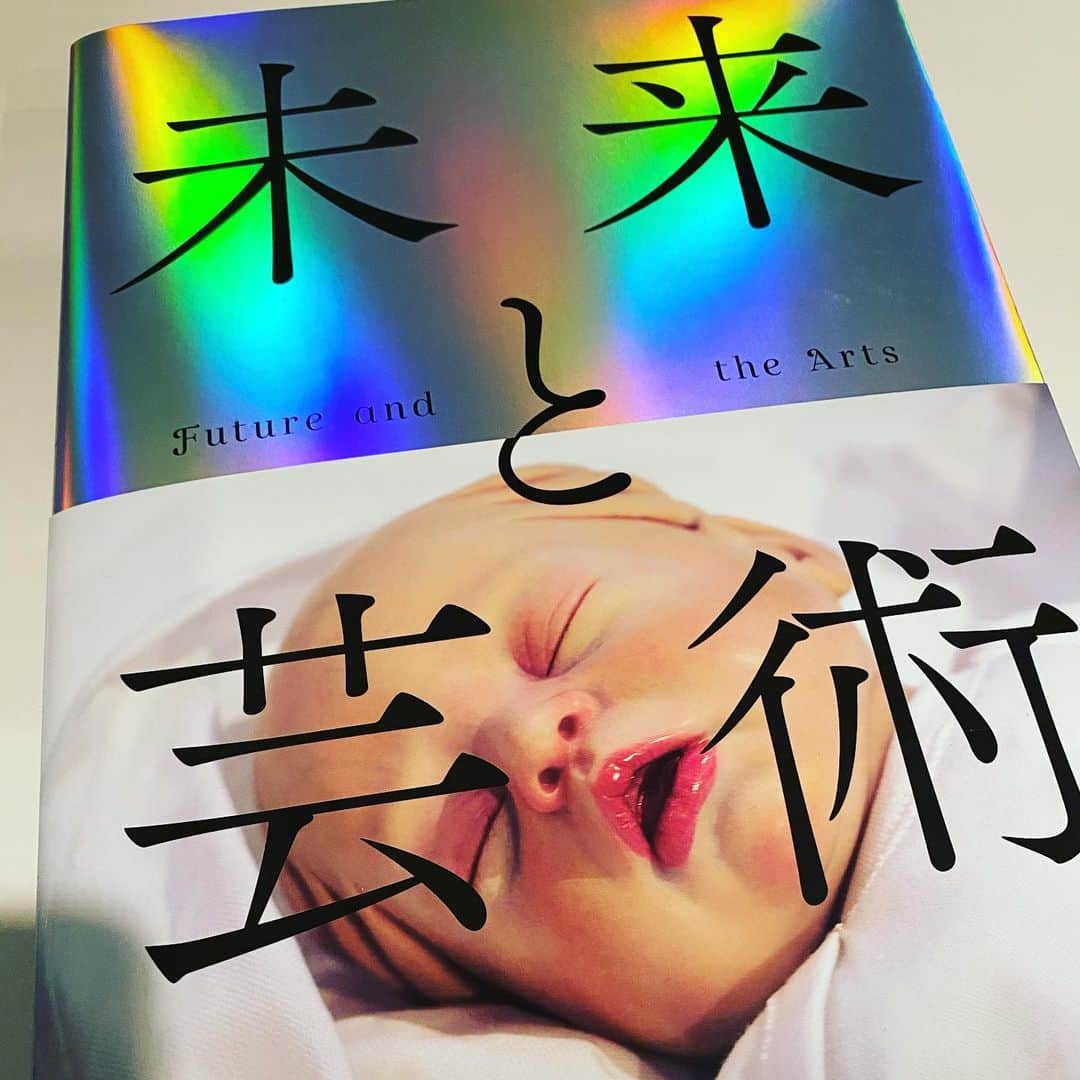 渋谷慶一郎のインスタグラム：「I participated in the "Future and Art" exhibition currently being held at the Mori Art Museum in Tokyo.  Scary Beauty's vocalist and conductor Altera 3 was on display and I created the music.  To be more precise, Justine Emard's video and my music video art are on display next to Alter3.  This catalog is a record of the exhibition.  Thanks to everyone involved, and to mixi.inc for supporting the creation of the video work as well as the development of Alter3.  現在、東京の森美術館で開催中の「未来と芸術」展に参加しました。Scary Beautyのボーカリスト、指揮者であるアンドロイドのオルタ3が展示され、僕はその音楽を作りました。もう少し正確に言えば、Alter3の横にJustine Emardの映像と僕の音楽によるビデオアートが展示されています。このカタログはその展覧会の記録です。関わってくれたみなさま、そしてAlter3の開発だけでなく映像作品の制作もサポートしてくれたmixi.incに感謝したい。最近アンドロイドの話が続いてますね)) #moriartmuseum #android #robot #scarybeauty #keiichiroshibuya #technology #art」