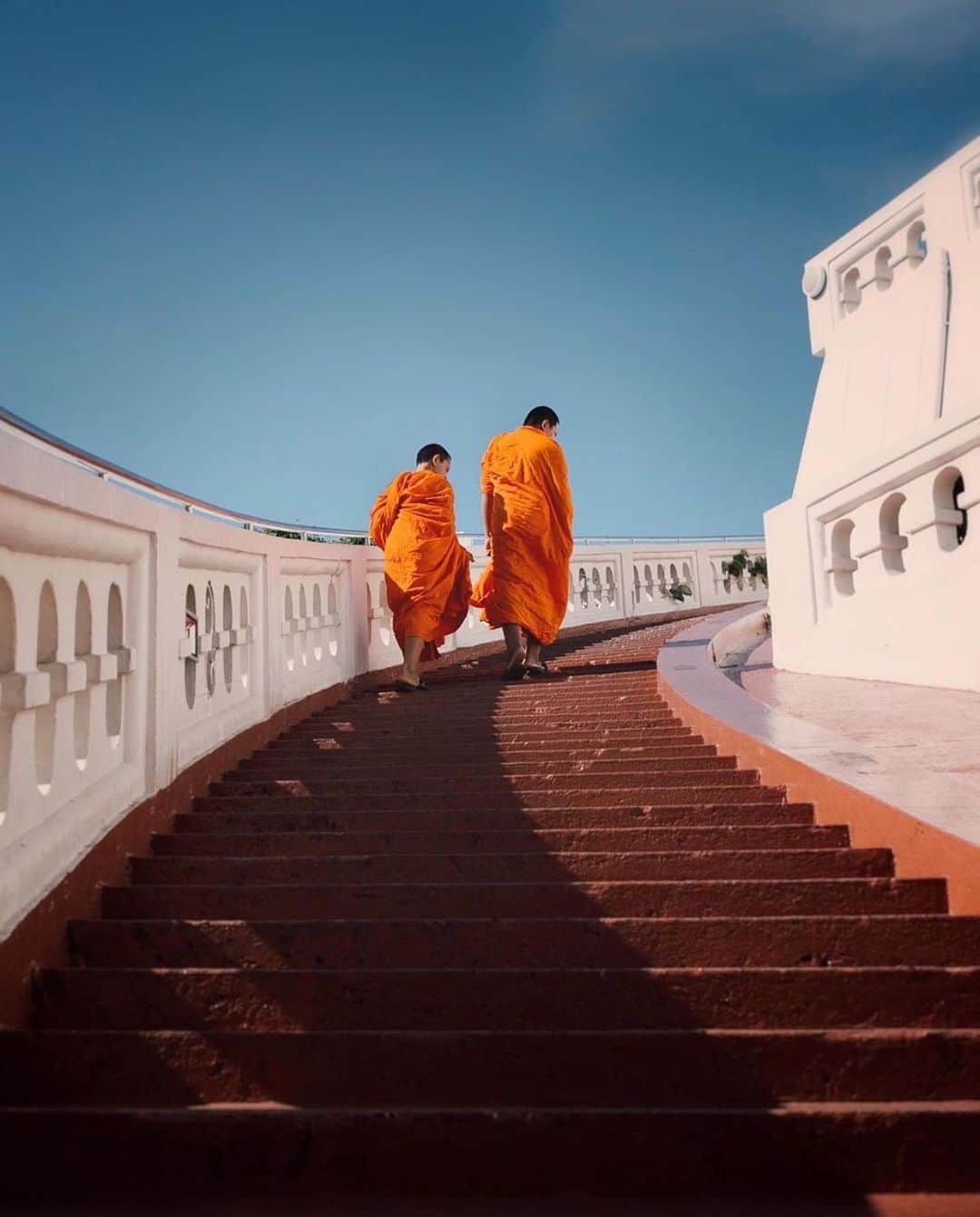 Simone Bramanteのインスタグラム：「{ Paths } • A little touch of orange on this day of meditative walks.」