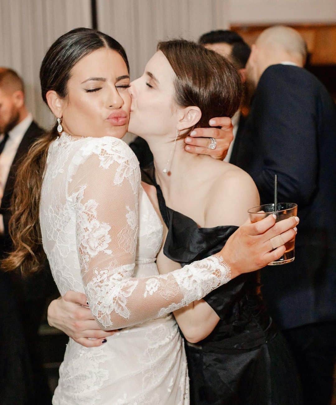 リア・ミシェルのインスタグラム：「It’s international Emma Roberts day! Happy birthday, you brighten every day and I’m so thankful you were born.」