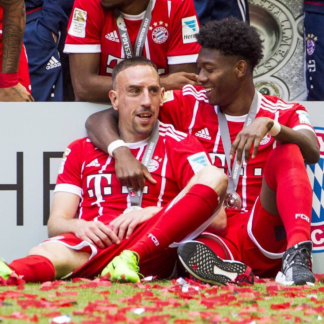 ダヴィド・アラバさんのインスタグラム写真 - (ダヴィド・アラバInstagram)「1️⃣0️⃣ years @fcbayern. 🙌🏾 This is more than my football club. This is my football family. ❤️ #MiaSanMia」2月11日 3時42分 - davidalaba