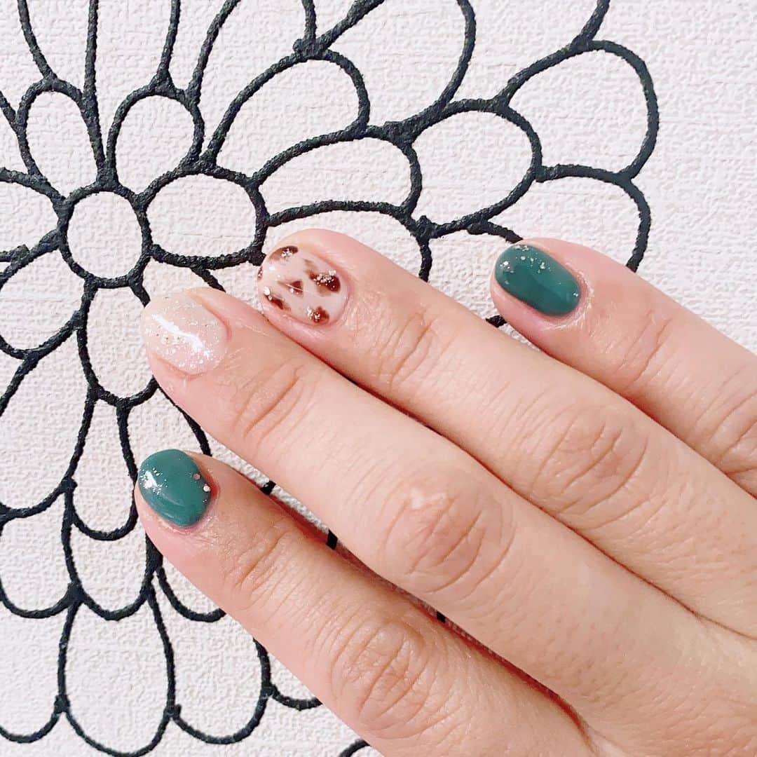 のインスタグラム：「ネイルチェンジ💅  @amie.nail さんが可愛くて参考にしました。 色は無くて近いものにしました。  ネイルデザインは素敵だな〜と思う人は全部素敵なんですよね。 センスある方はブックマークしまくりです❤️」