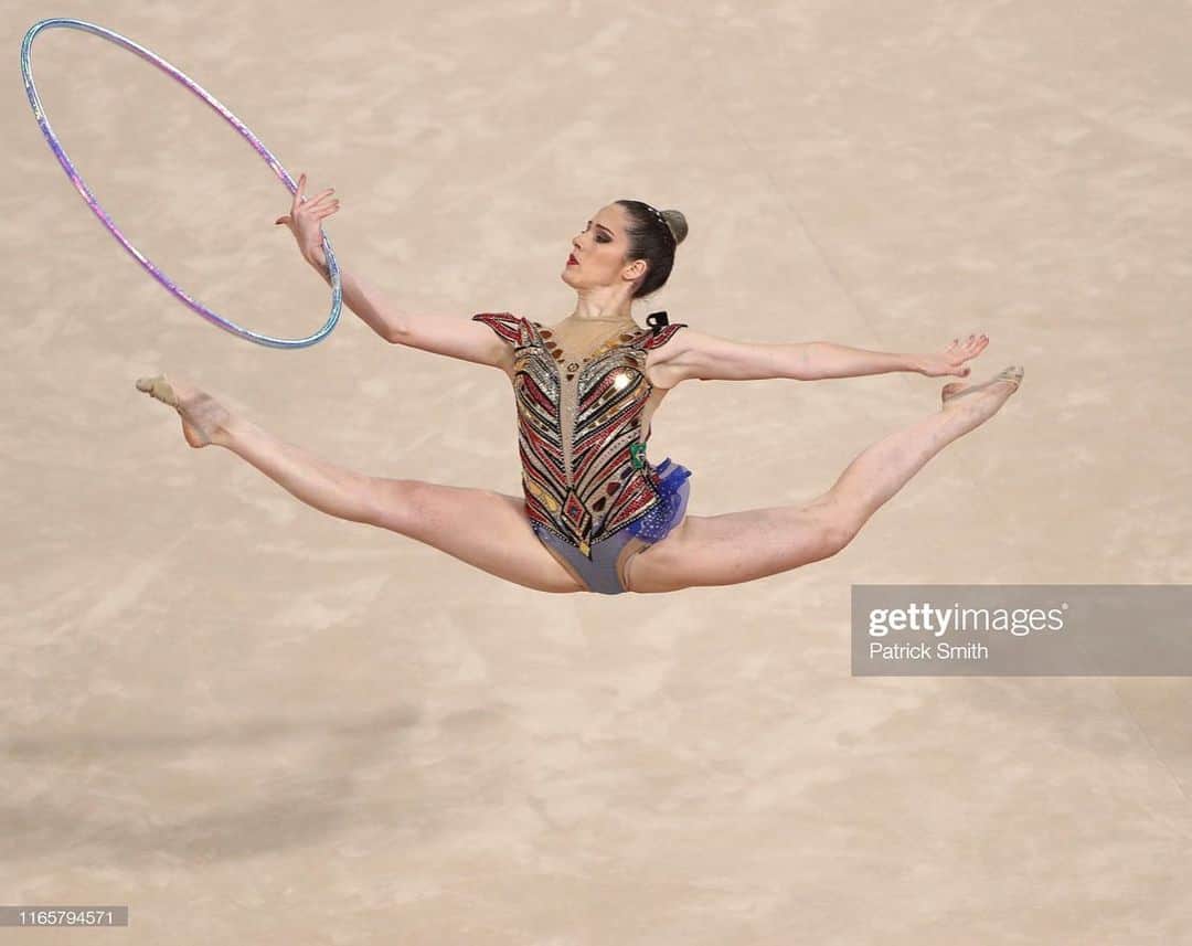 ナターリア・ガウジオのインスタグラム：「Feliz dia do Atleta Profissional... Sou muito feliz e realizada em poder trabalhar com o que eu mais amo todos os dias da minha vida!! 🎉🙏🏻🥰🤸🏼‍♀️✨💪🏻❤️ #rhythmicgymnastics #love #jump #hoop #grateful #sports #athlete #happiness」