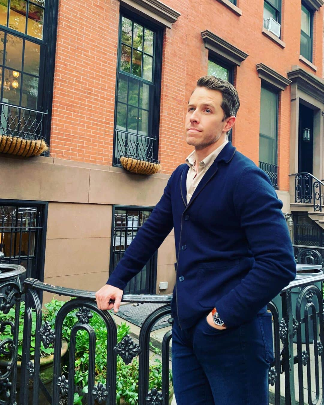 ジョシュア・ダラスさんのインスタグラム写真 - (ジョシュア・ダラスInstagram)「Contemplating cardigans on tonight’s episode of @nbcmanifest. If only it were that simple! Tune into @nbc at 10pm for a wild episode! #manifest #ben #cardigang」2月11日 9時15分 - joshdallas