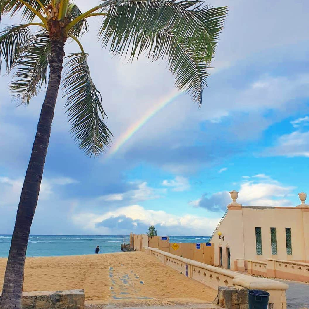 マキ・コニクソンさんのインスタグラム写真 - (マキ・コニクソンInstagram)「Good morning from Kaimana Beach!! 朝ワンさまのお散歩してたら虹ちゃまがぁ！🌈最近なんだか嬉しい事が朝からある！1日の始まりって大切だよね！今日も自分のモチベーションを自分であげて頑張るぞぃ！お互いハッピーな日を自分で作ろうね！🤗 #虹のおすそ分け🌈  #自分で自分を盛り上げようね！👍🏼 #今日のお天気は🌈ちゃんと会える確率大！」2月11日 4時05分 - makikonikson