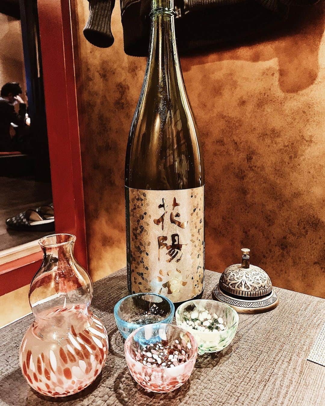 日下裕江さんのインスタグラム写真 - (日下裕江Instagram)「日本酒と創作懐石恵比寿ちょこっと  3年前から ずーーーーーっと 気になってて、  やっと来れた💓  日本酒100銘柄以上あり、 どんな日本酒があるのかわくわくしちゃう🤤💓 . . 店内は和風で落ち着いてて 小さな個室がいくつかあって、 お洒落で可愛いお店でした💕  日本酒は詳しくないので、 日本酒番長にリードして頂いて 色んな種類をお猪口で「ちょこっと」ずつ頂きました🍶✨ どれもと〜っても 美味しかったです😋💕 . . 岡山出身の私は やっぱり岡山のお酒が気になるから、 備前朝日の米を使った 純米『大正の鶴』を飲んでみたよ✨  岡山後楽園で放たれる鶴が 思い浮かびました｡:ஐ⋆* ローカルしか分からないネタw  うちの男家系はお酒好きで、 父は洋酒、祖父は日本酒、 なんでも飲めちゃう自分が怖い😱  でも色々呑めて幸せ🤤💓 . . お猪口って色んな種類があって可愛いよね✨ お猪口でも楽しめる そんな日本酒の楽しみ方も好き🎶  来れて良かった❣️ 日本酒パイセン方リード頂き有難うございやした‼︎. .  #日本酒と創作懐石ちょこっと #ちょこっと #日本酒 #日本酒100種類以上」2月11日 3時59分 - hiroe___h