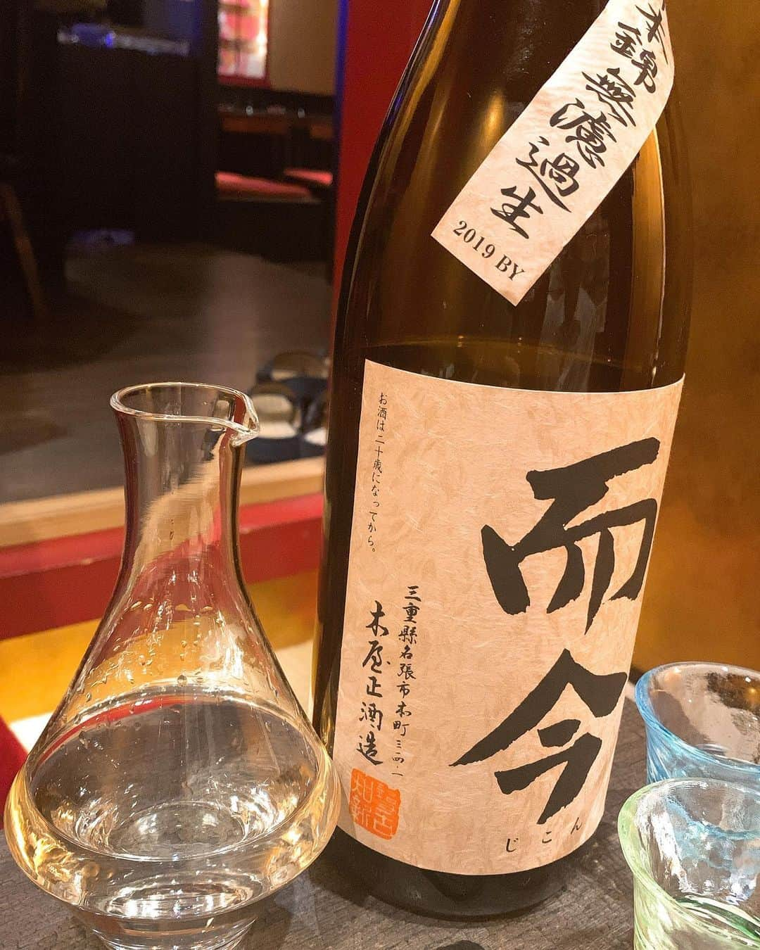 日下裕江さんのインスタグラム写真 - (日下裕江Instagram)「日本酒と創作懐石恵比寿ちょこっと  3年前から ずーーーーーっと 気になってて、  やっと来れた💓  日本酒100銘柄以上あり、 どんな日本酒があるのかわくわくしちゃう🤤💓 . . 店内は和風で落ち着いてて 小さな個室がいくつかあって、 お洒落で可愛いお店でした💕  日本酒は詳しくないので、 日本酒番長にリードして頂いて 色んな種類をお猪口で「ちょこっと」ずつ頂きました🍶✨ どれもと〜っても 美味しかったです😋💕 . . 岡山出身の私は やっぱり岡山のお酒が気になるから、 備前朝日の米を使った 純米『大正の鶴』を飲んでみたよ✨  岡山後楽園で放たれる鶴が 思い浮かびました｡:ஐ⋆* ローカルしか分からないネタw  うちの男家系はお酒好きで、 父は洋酒、祖父は日本酒、 なんでも飲めちゃう自分が怖い😱  でも色々呑めて幸せ🤤💓 . . お猪口って色んな種類があって可愛いよね✨ お猪口でも楽しめる そんな日本酒の楽しみ方も好き🎶  来れて良かった❣️ 日本酒パイセン方リード頂き有難うございやした‼︎. .  #日本酒と創作懐石ちょこっと #ちょこっと #日本酒 #日本酒100種類以上」2月11日 3時59分 - hiroe___h