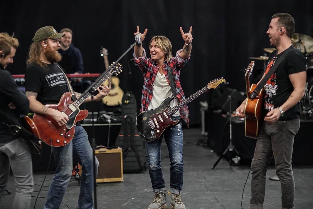キース・アーバンのインスタグラム：「All For The Hall is going to be FUN! See you tonight Nashville! 🎸 @officialcmhof #AFTH7」