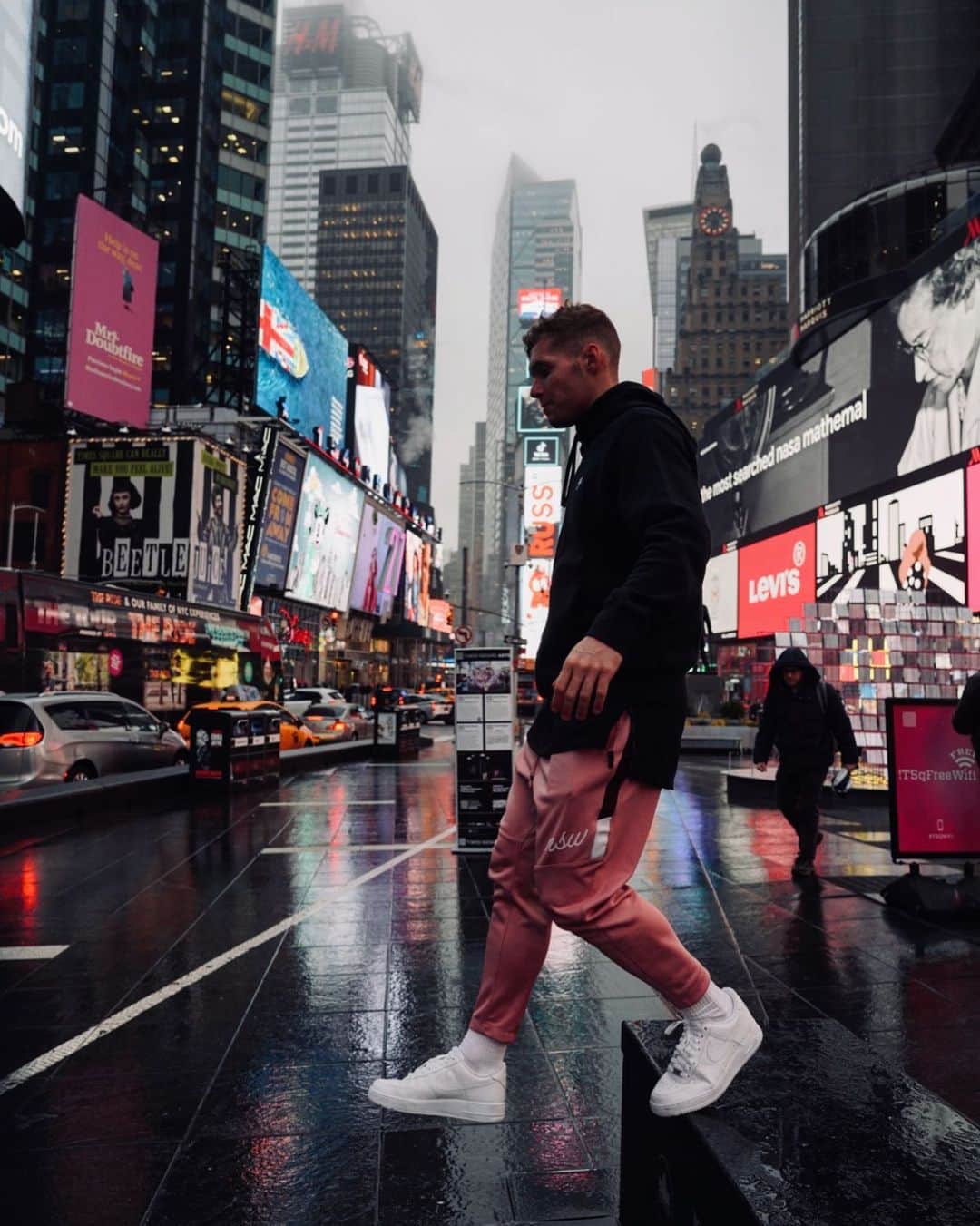 ケビン・マイヤーのインスタグラム：「Step into my 28th birthday like... #timesquare @nikesportswear  Thanks for all the wishes ! ❤️」