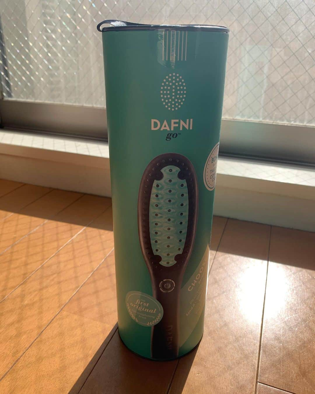 日下裕江さんのインスタグラム写真 - (日下裕江Instagram)「DAFNI  髪を梳かすだけで ストレートになる くしヘアアイロンみたいなアイテム✩.*˚ . . 京都のビヨンセ @yurisa ちゃんが使ってて、 欲しくて、 Yurisaちゃんご協力のもと、  BUYMAにてやっと購入できました💓  髪を傷めないし、火傷しないし、 急いでる時に梳すだけだから 時短にもなって助かる✨  私は癖っ毛で広がり易いから とっても便利なアイテム❣️ . . この商品、2019年下半期 ベストコスメアワードに選ばれたそうです👏” . 正規品なのに、公式サイトよりお安く買えます！ 何故ならYurisaちゃんのお友達の会社が、DAFNIからどっさり買ったから！ 日本円にすると¥14,000ぐらい！ 日本の美容室だと2万円で売られてる商品！ 全く同じ商品で送料込み¥9,800でかなりお得♪ 気になる方は @yurisa ちゃんのInstagramストーリーのLINKから飛んで購入できます✨ . 購入して良かった☺️. .  @yurisa ちゃんほんまに有難う💕  大切に使わせて貰います✨  注:洋服着てますw  #dafni #haircombiron #ヘアコームアイロン #時短ストレート #時短ストレートブラシ #髪痛めない #火傷しない #ベストコスメアワード2019 #ベストコスメアワード」2月11日 4時14分 - hiroe___h