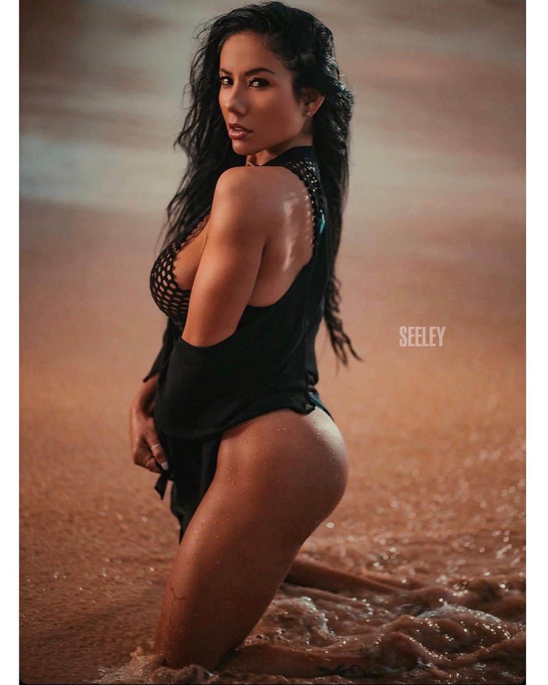 Eri Antonのインスタグラム：「“Know your worth”..... (blog) ⁣⁣ ⁣⁣Don’t expect to have positive changes in your life if you surround yourself with negative people... ⁣⁣ Know your value and what you have to offer and never settle for anything less than you deserve. ✨✨✨⁣⁣ ⁣⁣ Click link on bio and check out my latest blog - “Know Your Worth”  at www.erianton.com/blog/know-your-worth⁣ ⁣ 📸 @seeleyfoto」