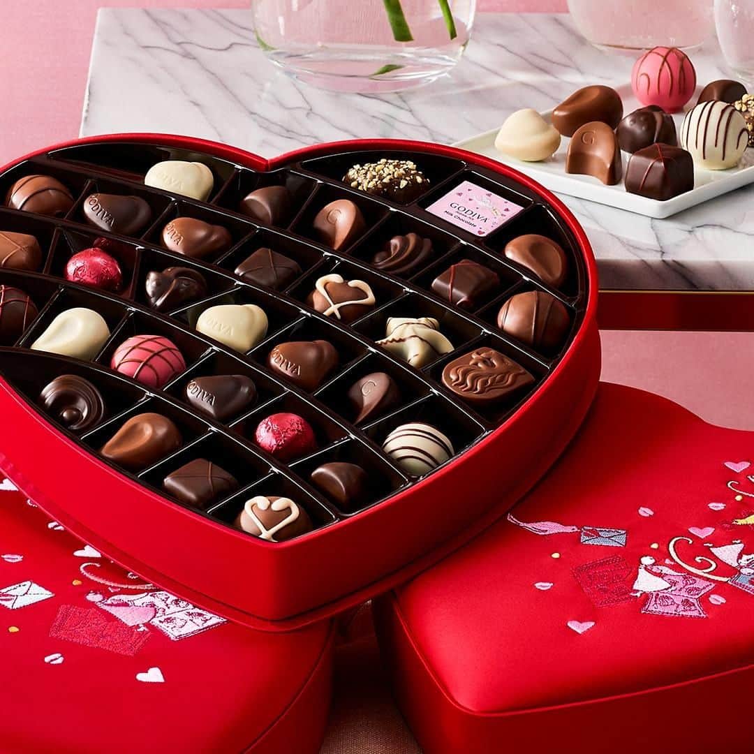 GODIVAさんのインスタグラム写真 - (GODIVAInstagram)「Our Fabric Heart Chocolate Gift Box is keepsake-ready. ❤️ Who else still has their collectible GODIVA Fabric Heart Gift Boxes?」2月11日 4時36分 - godiva