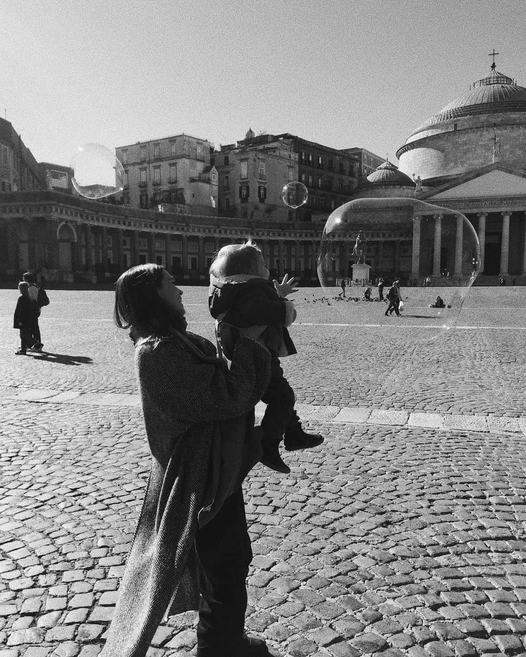 マチルダ・ルッツのインスタグラム：「Our bubble is magic to me. #naples #bubbles #lafamiglia」