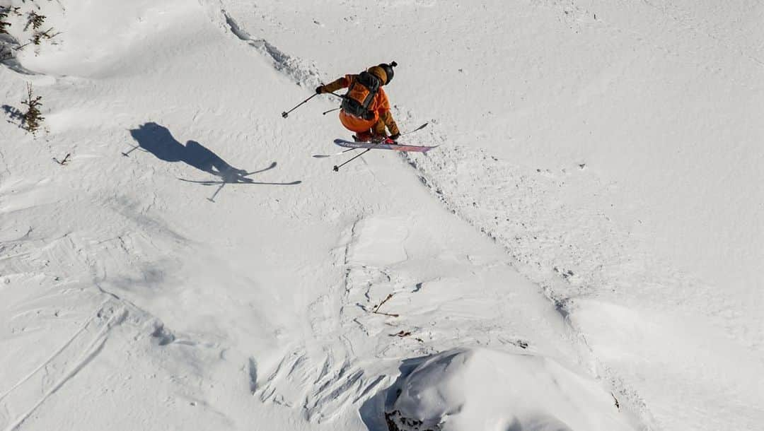 小野塚彩那さんのインスタグラム写真 - (小野塚彩那Instagram)「Thank you @kickinghorsemtn ————> Next @ordinoarcalis . . @freerideworldtour . . Kickinghorseステージ、8位で終了しました。皆言ってたけど、過去にないぐらいスキー女子はハイレベルだったそう。個人的には上の失敗があったけど、思い通りのラインはいけました。刻み過ぎちゃったのが反省点です🙇‍♀️去年、stomp to front flip したクリフを良い形でやっつけれたのは良かったです⛷なかなか難しいですね…残りの2戦、最終戦ベルビエに向けて頑張ります👊. . @thenorthfacejp @tnf_mountain @thenorthface_snow @tnfwomen @atomicski @smithopticsjp @smithoptics.snow @jeep_japan_official @nippon_ski_development . . #neverstopexploring #shemovesmountains #thenorthface #futurlite #weareskiing #sheskis #redstar #bentchetler #chromapop #seemoredetail #grandcherokee #olllllllo #日本スキー場開発」2月11日 5時18分 - ayana_onozuka