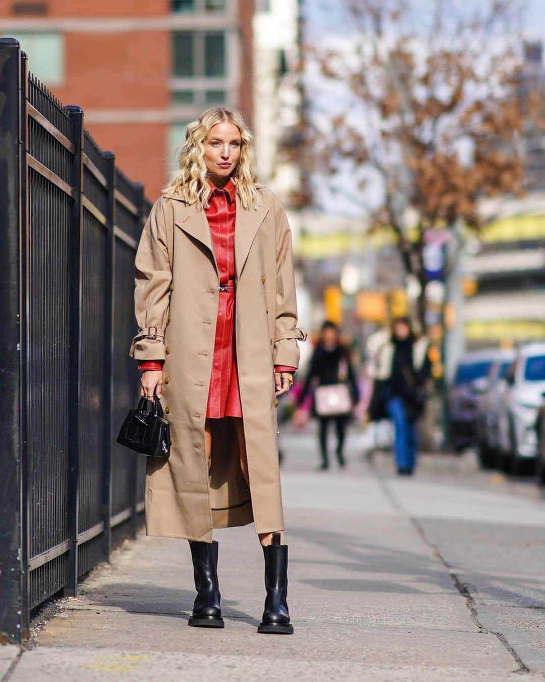 レオニー・ハンネさんのインスタグラム写真 - (レオニー・ハンネInstagram)「Swipe for some lewks of #NYFW. 🍎  Anzeige/Tag Tap for photographer, show and outfit details. Which one is your fav? Waaaaaay more looks coming soon! Trying to get through the pics in the car in between craziness and I’ll try to be faster! 🤓 #Longchamp #ToryBurch #Bevza #brockcollection #selfportrait」2月11日 5時25分 - leoniehanne