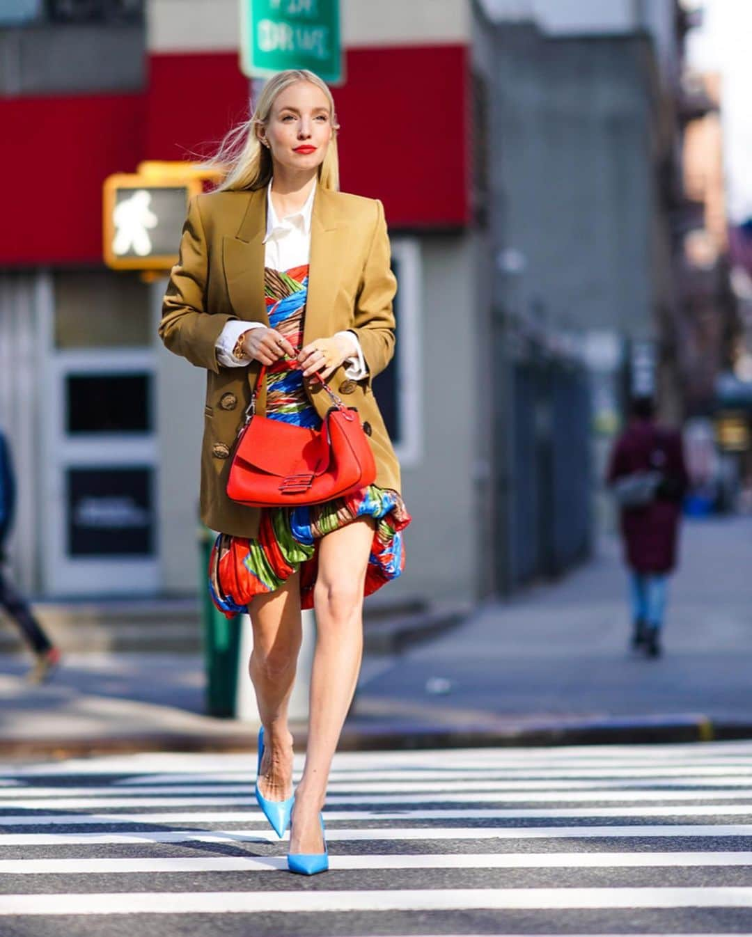 レオニー・ハンネさんのインスタグラム写真 - (レオニー・ハンネInstagram)「Swipe for some lewks of #NYFW. 🍎  Anzeige/Tag Tap for photographer, show and outfit details. Which one is your fav? Waaaaaay more looks coming soon! Trying to get through the pics in the car in between craziness and I’ll try to be faster! 🤓 #Longchamp #ToryBurch #Bevza #brockcollection #selfportrait」2月11日 5時25分 - leoniehanne