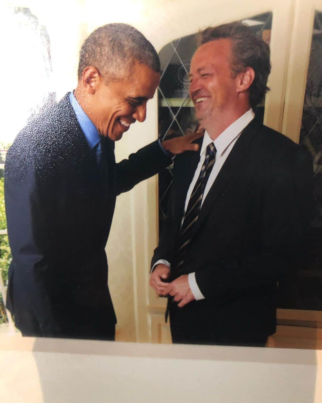 マシュー・ペリーのインスタグラム：「#mancrushmonday (Yes, that is @barackobama, and yes, he is laughing at shit that just came out of my mouth.)」