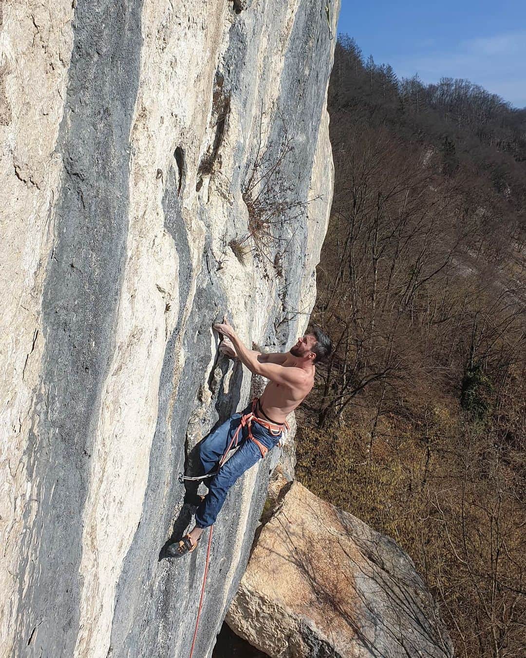 のインスタグラム：「Now I can see the damage that 2 months without climbing has done to me. Weak fingers and biceps, no endurance at all and soft skin like butter make climbing quite difficult for me. And there's still pain in my arm. But you know what? I don't care! 😁 I feel the process, even though I had to fight like an animal to pull out the ascent of "Nas Tito", 8a+. And it felt so damn good! I had to fight move by move, all the way to the anchor. 🥵 Can't wait to get fully back and to start with some hard trainings.  @scarpaspa @ocun.climbing @vibram」