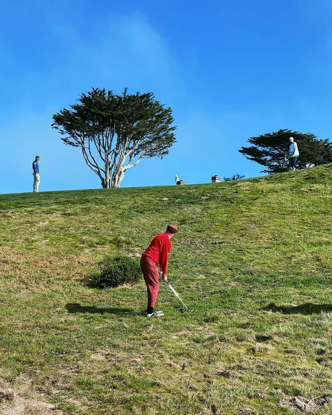 マックルモアーさんのインスタグラム写真 - (マックルモアーInstagram)「I picked up golf at the very end of 2018.  I would have never imagined a little over a year later I’d be playing at the Pebble Beach @attproam in front of thousands of people and a national TV audience.  I had no idea what to expect going down there, and it turned out to be one of the best weeks of my life.  My partner @lantogriffin was cool as hell.  Literally the best person to get paired with.  Along with @kevin_kisner and @charleskelley I feel like we had the dream squad.  They were all super patient with me as I smacked golf balls all around Pebble Beach, Spyglass and Monterey.  In the practice rounds I played with @jasondayofficial (who helped correct the shannies). I was also joined by @djohnsonpga and @wayne.gretzky.99 during our practice rounds.  Again, all super chill and supportive through my very novice skill set.  I could write a small novel about the week, but the point is I had the time of my life.  All the volunteers, staff behind the scenes and people in the gallery still saying nice things after I hit a 6 iron 40 yards on national television and then got interviewed directly after.  It’s a humbling game.  And I’m so glad I found it.  Thank you Steve and everyone else who took me in and made me feel apart of the magic you’ve created at Pebble.  AND SHOUT OUT THE GREATEST AND MOST CASUAL CADDIE OF ALL TIME @benjaminjangles #bogeyboys.  See you next year 🏌️」2月11日 6時23分 - macklemore