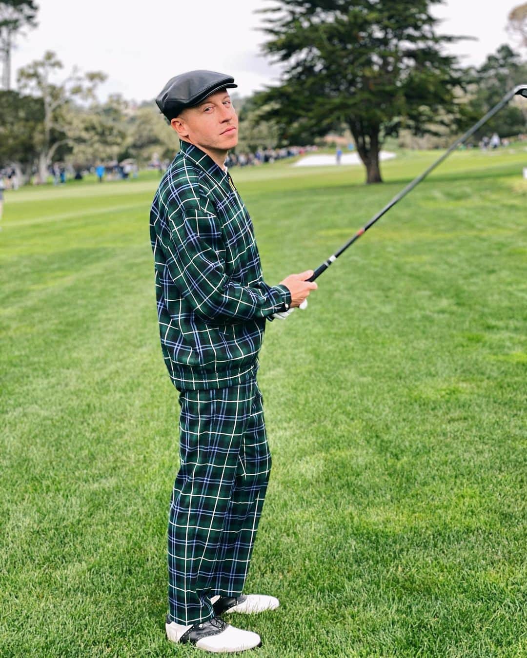 マックルモアーのインスタグラム：「I picked up golf at the very end of 2018.  I would have never imagined a little over a year later I’d be playing at the Pebble Beach @attproam in front of thousands of people and a national TV audience.  I had no idea what to expect going down there, and it turned out to be one of the best weeks of my life.  My partner @lantogriffin was cool as hell.  Literally the best person to get paired with.  Along with @kevin_kisner and @charleskelley I feel like we had the dream squad.  They were all super patient with me as I smacked golf balls all around Pebble Beach, Spyglass and Monterey.  In the practice rounds I played with @jasondayofficial (who helped correct the shannies). I was also joined by @djohnsonpga and @wayne.gretzky.99 during our practice rounds.  Again, all super chill and supportive through my very novice skill set.  I could write a small novel about the week, but the point is I had the time of my life.  All the volunteers, staff behind the scenes and people in the gallery still saying nice things after I hit a 6 iron 40 yards on national television and then got interviewed directly after.  It’s a humbling game.  And I’m so glad I found it.  Thank you Steve and everyone else who took me in and made me feel apart of the magic you’ve created at Pebble.  AND SHOUT OUT THE GREATEST AND MOST CASUAL CADDIE OF ALL TIME @benjaminjangles #bogeyboys.  See you next year 🏌️」