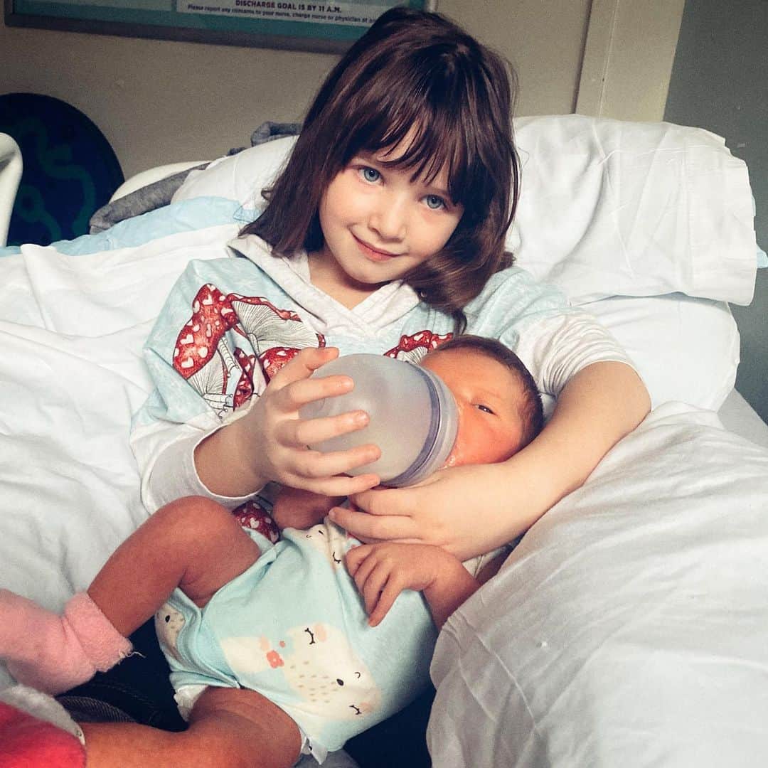ミラ・ジョヴォヴィッチのインスタグラム：「There’s nothing sweeter than seeing your children loving each other and appreciating their time together. @dashielanderson can’t get enough of “her sweet little baby” and feeds her whenever she can. I’ve had to supplement with expressed breast milk because Osian has a bad case of jaundice that she hasn’t been able to kick, so we’ve been in and out of the hospital all week and they said the more milk she eats the quicker she’ll get them all out. But she falls asleep so quickly breastfeeding that we’ve had to do the bottle feedings so she gets as much as possible. Poor one has so many little scratches on her heels where they’ve taken blood to test her for antibodies, it makes my heart hurt to think about. But hopefully the blood test they did today will show that she’s all better.🤞🏼」