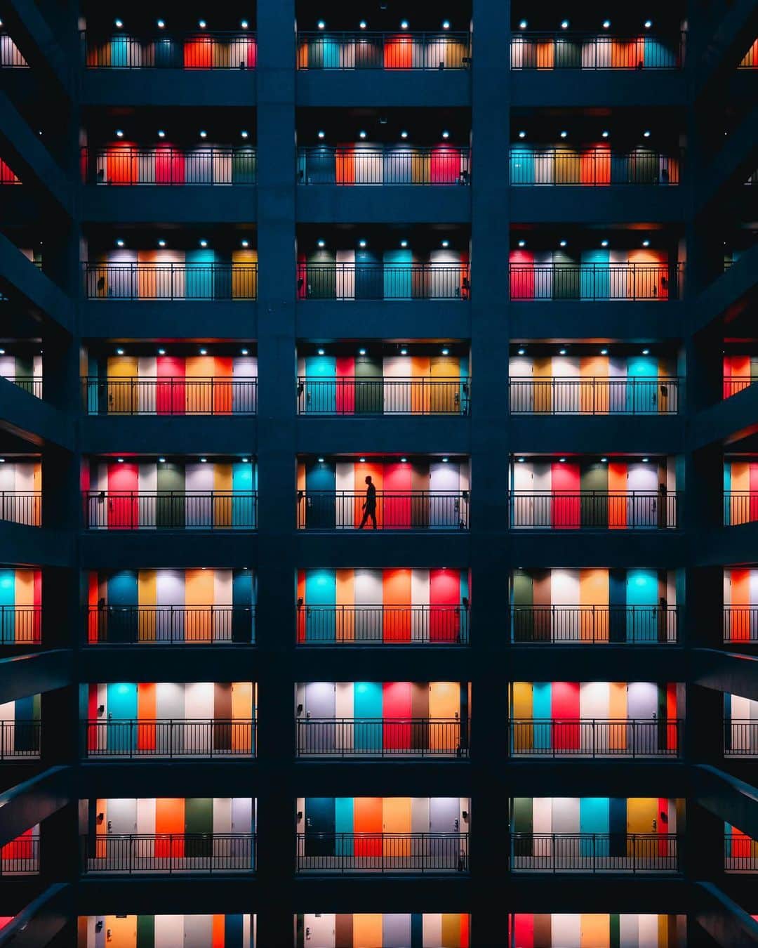 リリー＝ローズ・メロディのインスタグラム：「Oooh Tokyo you’re mind blowing🌈! // Shot on Nikon Z 50 with a 16-50mm f/3.5-6.3 lens @nikonfr #Zcreator #MasterTheLight」