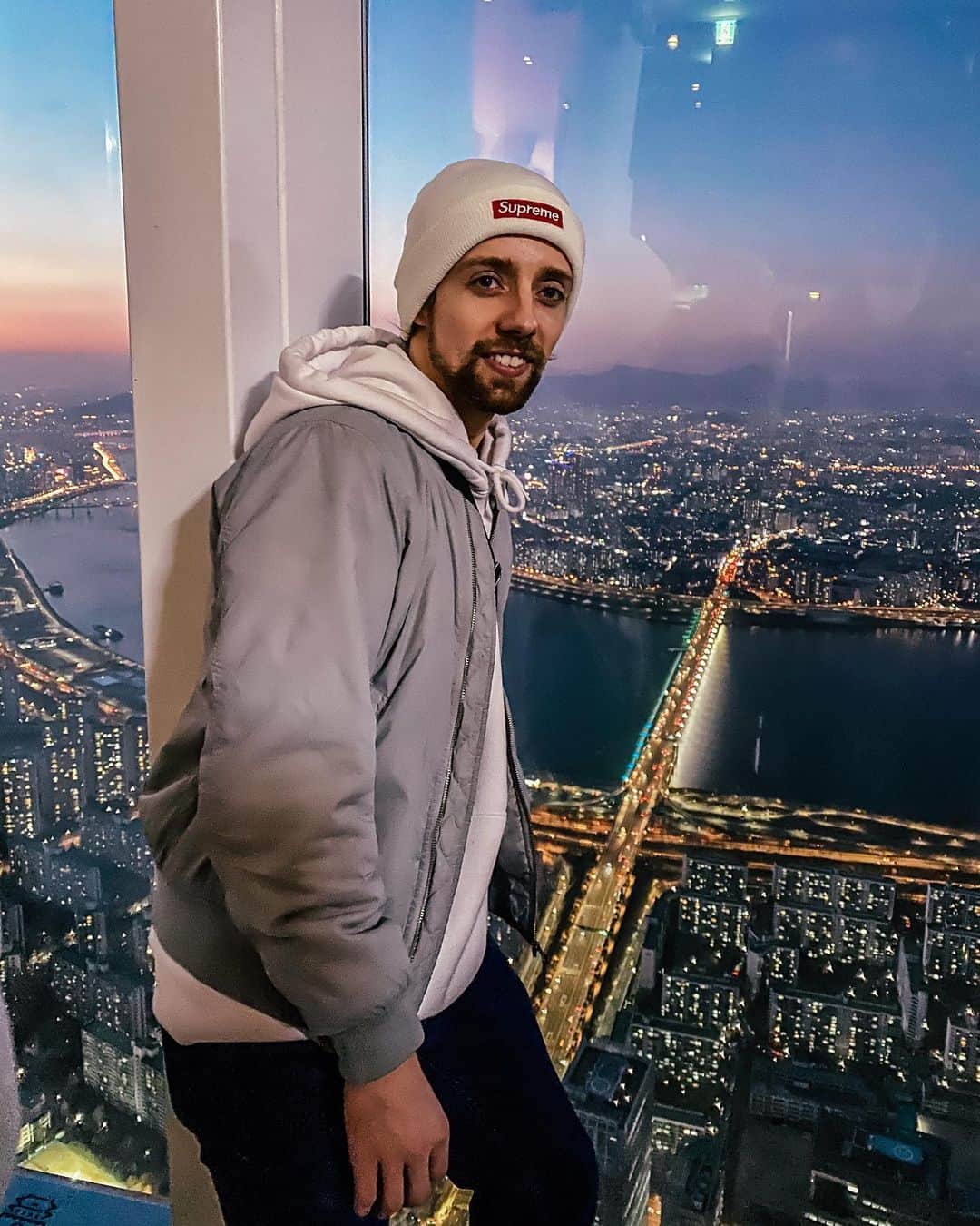 ジャン＝リュック・ベイカーのインスタグラム：「Seoul searching  #Seoul #lottetower #allthewayup #jeanlucbaker #uniqlo #supreme #100plusfloors #wayup」