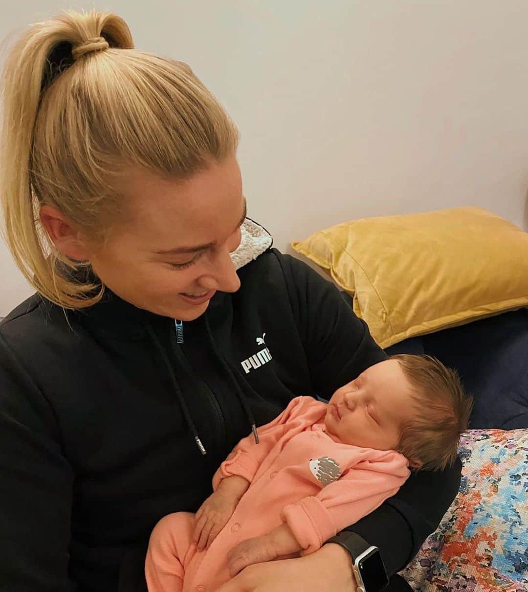 ジェンマ・ボナーのインスタグラム：「Can never have enough baby cuddles 😍 ⠀⠀⠀⠀⠀⠀⠀⠀⠀ So happy for you both @sio_chamberlain & @leigh_moore ... Emilia is so beautiful ❤️」