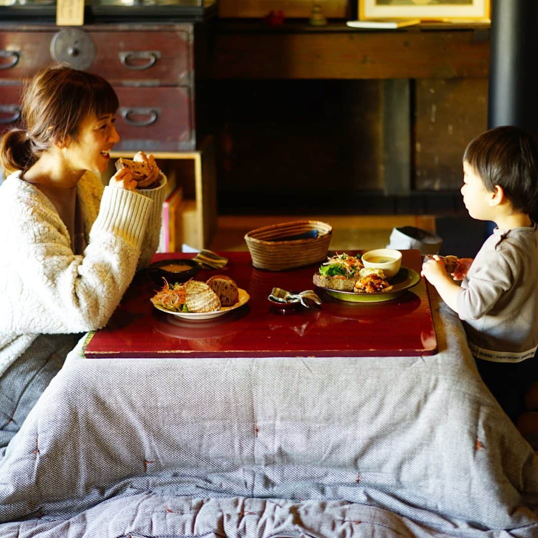 前田有紀さんのインスタグラム写真 - (前田有紀Instagram)「お休みの日に家族で信州上田へ。旅館やカフェなど、行く先々で昔懐かしいレトロなこたつと遭遇。嬉しくてずっとこたつでぬくぬく。外は雪がちらつく寒さの中、心も体も温まる旅だった。 . #信州上田　#こたつ #ルヴァン #旅の思い出 #こたつ最高」2月11日 6時36分 - yukimaeda0117