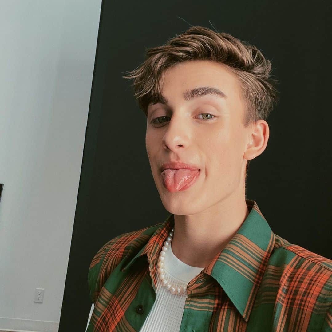 ジョニー・オーランドのインスタグラム：「shawn mendes said u need chest hair to rock the pearls :/」