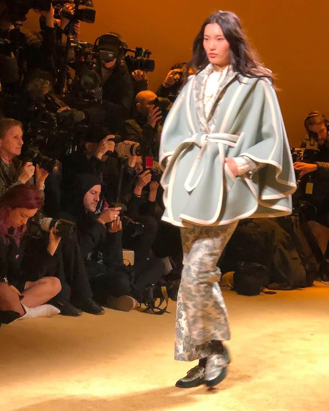 Taki Tanakaさんのインスタグラム写真 - (Taki TanakaInstagram)「#zimmermann #NYFW #fw2020 今日は#ジマーマン のランウェイへ。 全盛期のロベルトカヴァリをゆるっとさせたようなロマンティックBOHOスタイル♡ @zimmermann  @iza_official #izastagram  #ny #newyork」2月11日 6時52分 - tanakataki