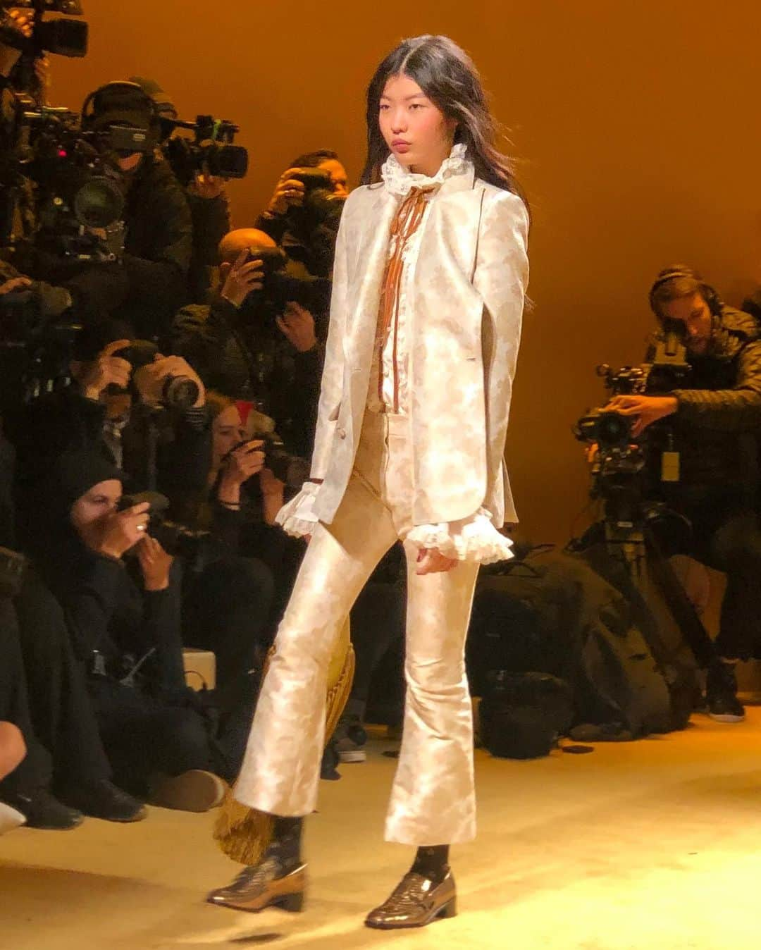 Taki Tanakaさんのインスタグラム写真 - (Taki TanakaInstagram)「#zimmermann #NYFW #fw2020 今日は#ジマーマン のランウェイへ。 全盛期のロベルトカヴァリをゆるっとさせたようなロマンティックBOHOスタイル♡ @zimmermann  @iza_official #izastagram  #ny #newyork」2月11日 6時52分 - tanakataki